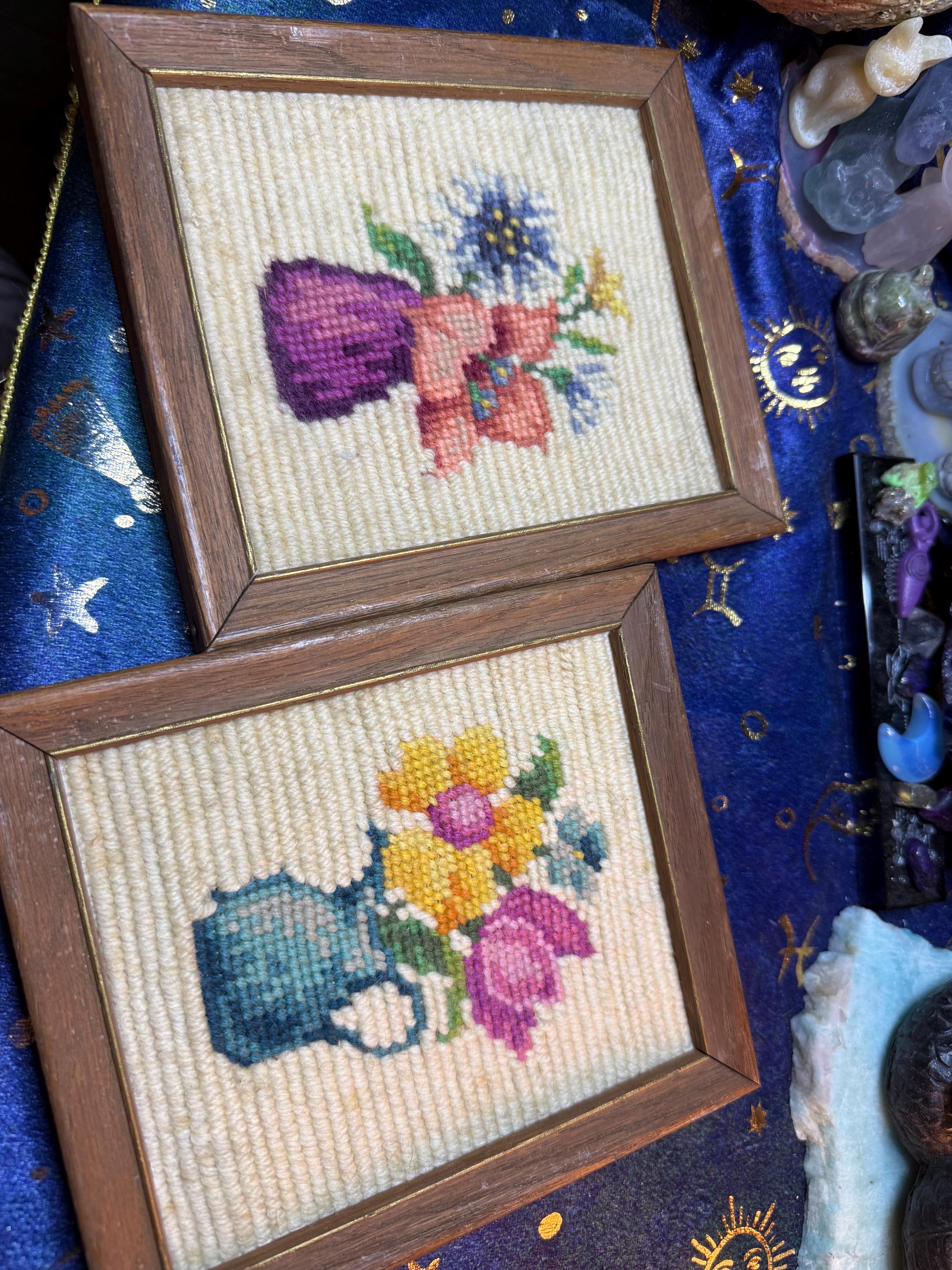 ヴィンテージフレーム　ニードルポイント 1940年代のヴィンテージのニードルポイント刺繍の花が入ったピッチャー