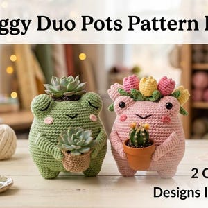 Puede incluir: Dos macetas con forma de rana de ganchillo, una verde y otra rosa, cada una con una pequeña planta en maceta. La rana verde tiene una suculenta en la cabeza, mientras que la rana rosa tiene una corona de flores. El texto "Froggy Duo Pots Pattern Bundle" está en la parte superior.