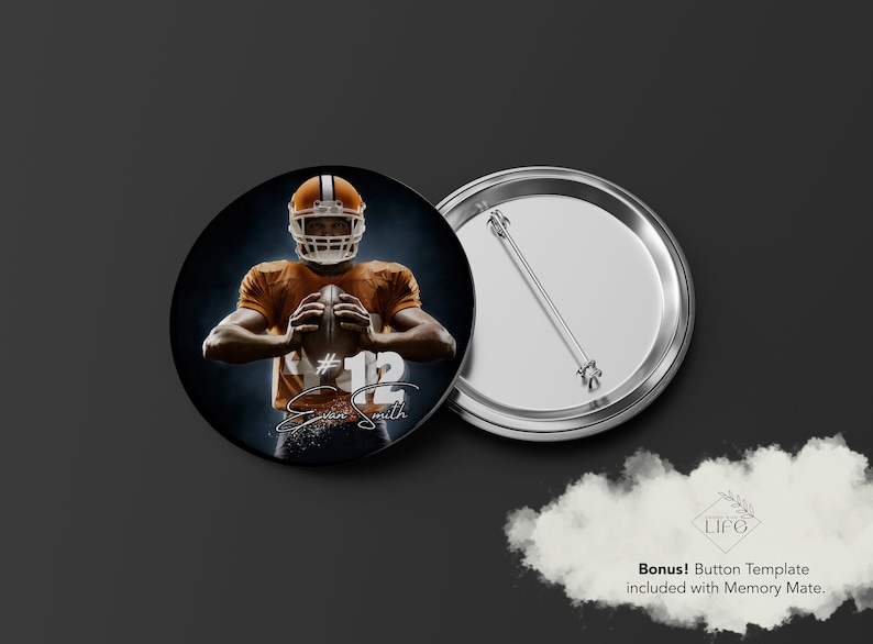 Op de afbeelding: Een knoop van 7,6 cm met een American footballspeler in een bruin en oranje uniform die een voetbal vasthoudt. De speler draagt een helm en de achtergrond is donkerblauw met een witte spotlight. Het nummer 12 van de speler is zichtbaar op het shirt en de naam "Evan Smith" is in cursief onder het nummer geschreven.