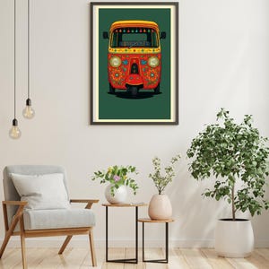Puede incluir: Impresión artística enmarcada que presenta una ilustración detallada de un tuk-tuk colorido. El vehículo es predominantemente rojo y naranja, adornado con patrones florales y elementos decorativos. El fondo es verde oscuro y el marco es negro.