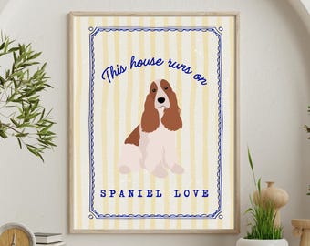 コッカースパニエルのアートプリント：この家はスパニエルの愛で動いています（デジタルダウンロード可能）
