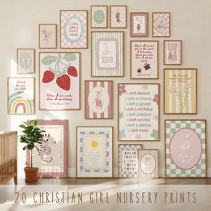 Può includere: Una galleria a parete composta da venti stampe rettangolari in colori pastello, con motivi a scacchi, righe e illustrazioni di fragole, arcobaleni, scarpette da danza e animali, accompagnate da vari testi cristiani ispiratori.