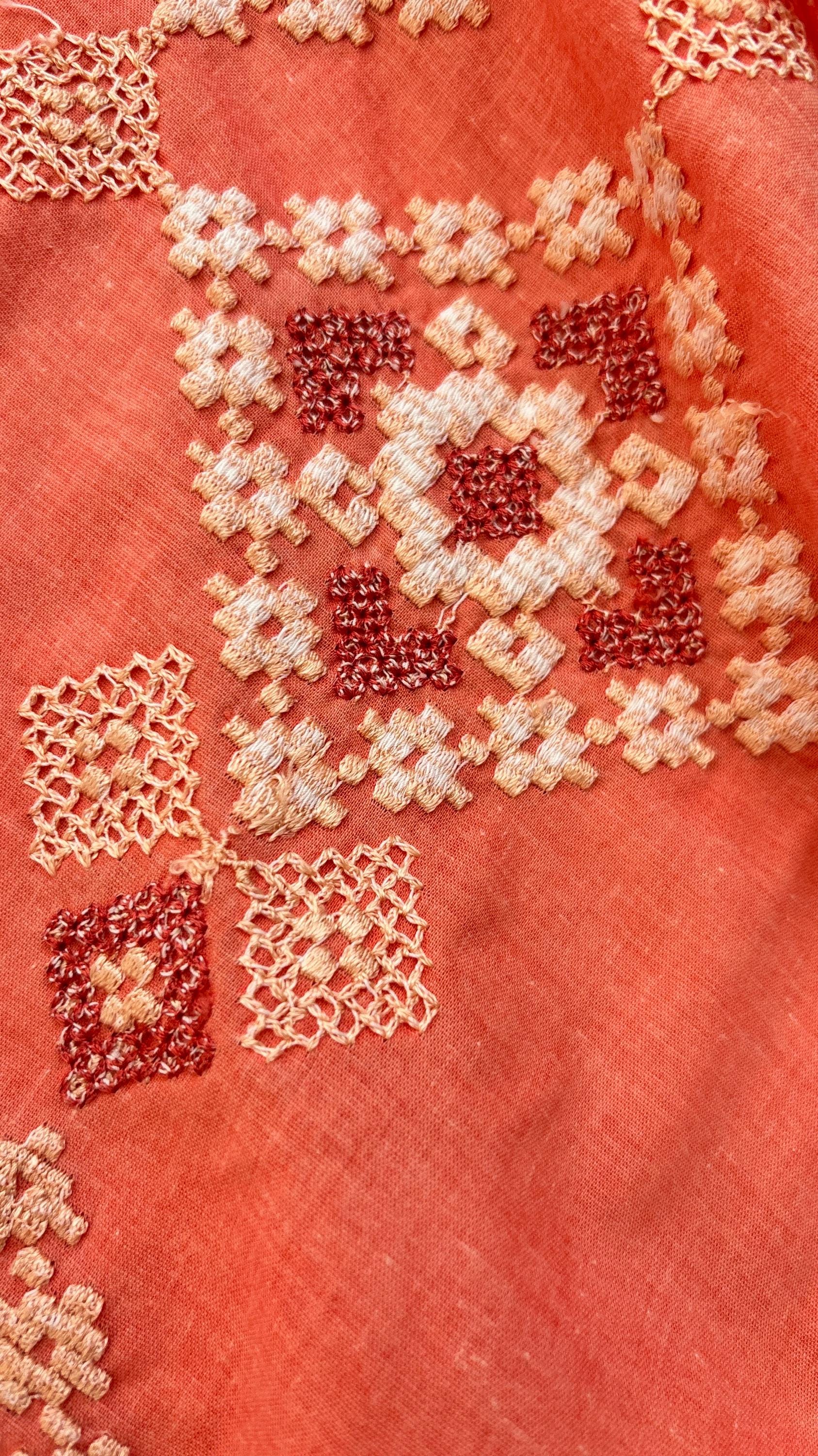 70年代ヴィンテージ刺繍コットンドレス、コーラルピーチフォークマキシ