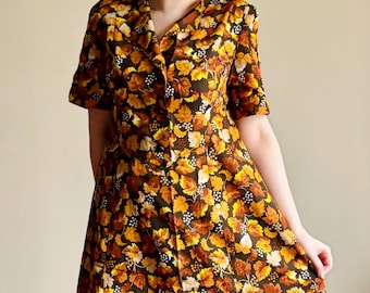 Vestido vintage de los años 70 y 80 con estampado de hojas otoñales - Estilo retro con botones y corte en A y estampado floral otoñal