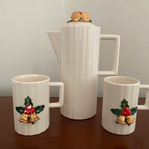 Japan Holt Howard Style White Porcelain Christmas Holly & Bells Chocolate Pot Mugs