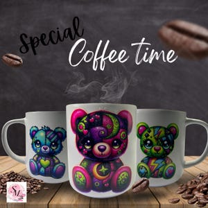 Könnte beinhalten: Drei weiße Keramikbecher mit bunten Teddybär-Designs. Die Tassen zeigen den Text "Special Coffee Time". Die Bären haben lebendige Muster und Farben, darunter Blau, Grün, Lila und Rosa. Kaffeebohnen sind um die Tassen auf einer Holzoberfläche verstreut.