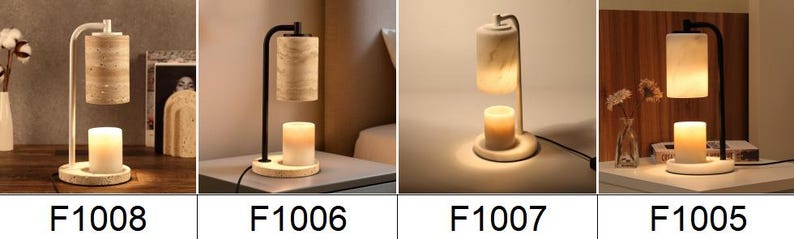 Op de afbeelding: Een collectie van vier kaarsverwarmerlampen met de labels F1008, F1006, F1007 en F1005. Elke lamp heeft een cilindrische kap met steentextuur die aan een metalen arm boven een ronde voet hangt, waarin een witte stompkaars staat te branden.