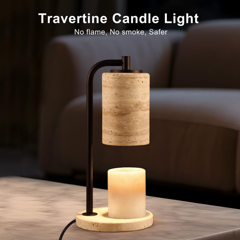 Op de afbeelding: Een Travertine Candle Light kaarsverwarmer met een zwarte metalen standaard, een cilindrische beige travertijn stenen kap en een ronde travertijn voet. De tekst Travertine Candle Light en No flame, No smoke, Safer is boven de lamp zichtbaar.