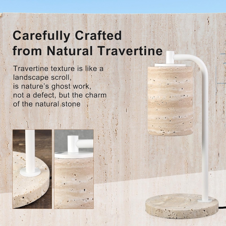 Op de afbeelding: Een kaarsverwarmerlamp met een cilindrische kap van natuurlijke travertijnsteen en een bijpassende ronde travertijnvoet. De lamp heeft een witte metalen arm en bovenbevestiging. De tekst op de afbeelding luidt: Carefully Crafted from Natural Travertine.