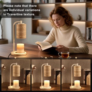 Op de afbeelding: Een kaarsverwarmerlamp met een gebogen witte metalen arm en een cilindrische kap van travertijnsteen. De voet is gemaakt van bijpassend travertijn en bevat een witte waskaars. De tekst luidt: Please note that there are individual variations in Travertine texture.