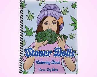 Puede incluir: Un libro para colorear con espiral titulado "Stoner Dolls" presenta una ilustración de una mujer sosteniendo un gran cogollo de cannabis verde. La mujer lleva una camisa rosa y un gorro morado. El fondo es azul claro con ilustraciones de hojas de cannabis verdes.