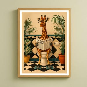 Peut inclure: Une impression encadrée représente une girafe portant des lunettes et lisant "The Daily News" sur des toilettes. L'œuvre présente un sol à carreaux noir et blanc, des plantes en pot et un mur aux tons neutres.