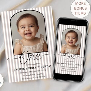Puede incluir: Una invitación personalizada para un primer cumpleaños con la foto de una niña sonriente dentro de un marco arqueado. La invitación, con la palabra "One" en cursiva, se muestra sobre un fondo a rayas. Los detalles del evento están impresos debajo.