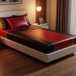 Könnte beinhalten: Ein modernes Bett mit weißem Rahmen, mit einer rot-schwarzen, lederartigen Bettdecke und passenden Kissen. Das Bett steht vor einer neutralen Wand mit einer warmen Leuchte und einem Fenster mit transparenten Vorhängen.