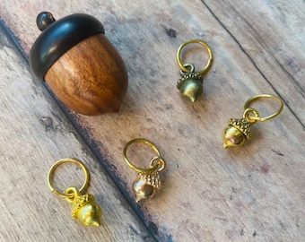 Wooden acorn with stitch markers, 4 golden acorns for your knitting project bag