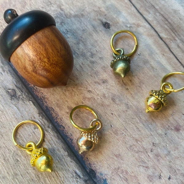 Wooden acorn with stitch markers, 4 golden acorns for your knitting project bag
