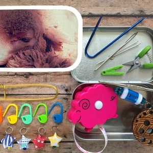 Nozioni di lavoro a maglia per TSA/aereo: pecora con mini utensili, uncinetto per fissarlo, contagiri, fermamaglie, ago per cavi