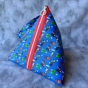 Bolsa para proyectos Super Mario Bros, muñequera de vinilo con cremallera en forma de pirámide para tejer y hacer crochet de forma portátil