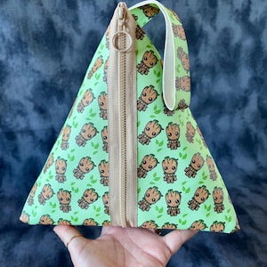 Bolsa para proyectos de Baby Groot, muñequera de vinilo con cremallera en forma de pirámide para tejer y hacer crochet de forma portátil