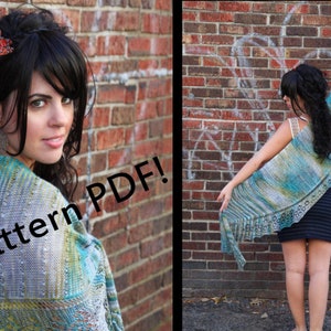 Puede incluir: Una mujer lleva una chal azul y verde con un borde de encaje. El chal está drapeado sobre sus hombros y ella está de pie frente a una pared de ladrillo. El texto "Pattern PDF!" está superpuesto en la imagen.
