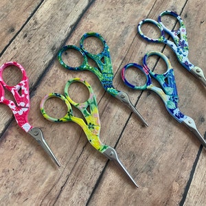Tesoura de guindaste colorida – Tesoura em miniatura para sua bolsa de tricô/crochê/costura