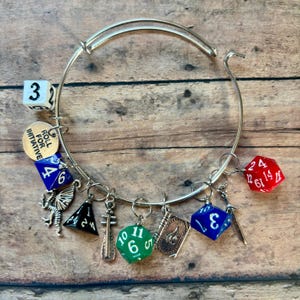 Dungeons & Dragons stickmarkörarmband, set med 11 stickmarkörer med minitärningar