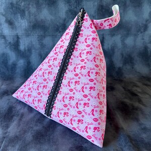 Große, rosa vintage puppe mit reißverschluss in dreieckform, handtasche für strickprojekte oder häkeln