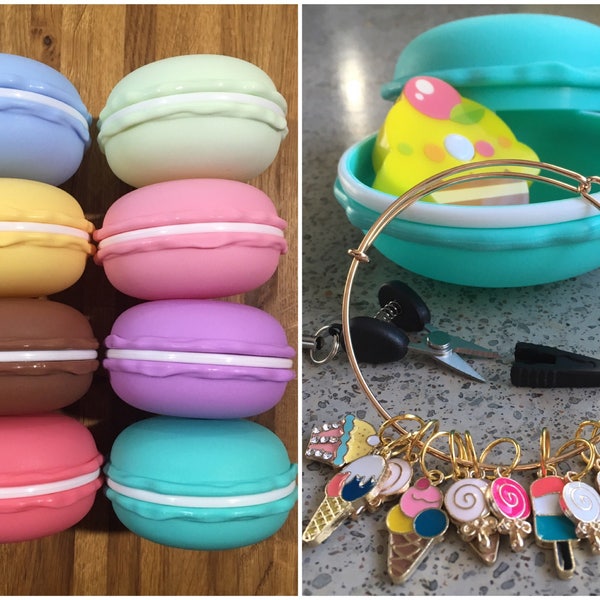 Kit de tricot Macaron | Kit de bricolage | des notions de tricot de voyage pour les fans de macarons et de cupcakes ! Ruban à mesurer/mini ciseaux/marqueurs de points