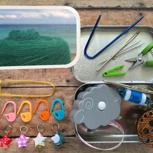 Handgefärbte Garn-Strickutensilien in der Dose, Mini-Werkzeug für Strickerinnen mit Schere, Maßband und Fix-it-Haken
