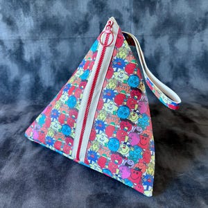Bolsa para proyectos Little Miss, muñequera de vinilo con forma de pirámide para tejer y hacer crochet de forma portátil