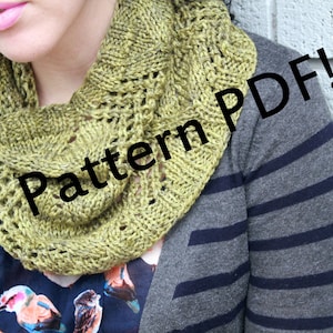 Könnte beinhalten: Eine Frau trägt einen grünen gestrickten Schal mit Rollkragen, einen gestreiften Pullover und ein Hemd mit Blumendruck. Der Text "Pattern PDF!" ist über das Bild gelegt.