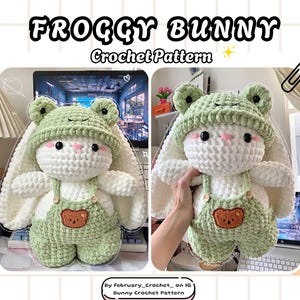 Puede incluir: Un conejito blanco tejido a ganchillo con un gorro de rana verde y un peto con una aplicación de oso. El texto "FROGGY BUNNY Crochet Pattern" está en la parte superior. El conejito tiene largas orejas blancas y se muestra en dos imágenes.