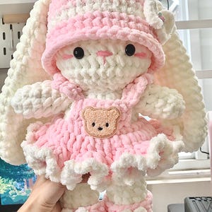 Hase mit Kleid Häkelanleitung – Plüschhase Trägt ein Kleid, eine Mütze und kleine Schuhe