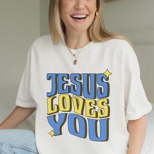 Jesus liebt dich Christian Comfort Farben Tshirt Glaube basiert Shirt Christian Merch Damen Hemden Schrift Shirt Bibel Vers T-Shirt Geschenke