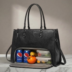 Peut inclure: Sac fourre-tout noir avec un compartiment zippé contenant deux canettes de Pepsi, des fruits et des récipients alimentaires transparents. Le sac a deux poignées supérieures et une bandoulière amovible.
