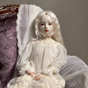 Poupée en biscuit Midnight Sonnet Art – Poupée en porcelaine en édition limitée – Présentoir gothique victorien – Cheveux en laine – 62 cm – Objet de collection vintage