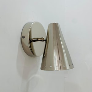 Wandkandelaar van gepolijst chroom, wandlamp uit het midden van de eeuw, moderne Italiaanse wandkandelaar van messing, lichtpunt, badkamermeubelverlichting
