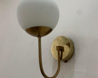 Applique murale moderne Mid-Century fait main en laiton fait main : lampe de courtoisie globe givrée