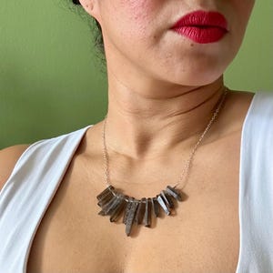 Cristaux élémentaires : collier d'éclats de cristal de quartz fumé - Bijoux en pierres précieuses brutes - Bijoux de guérison par l'énergie de base