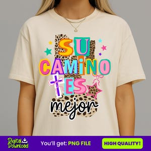 Peut inclure: T-shirt cr&egrave;me avec un graphisme color&eacute; "SU CAMINO ES mejor". Le design comprend des &eacute;toiles, une croix et des imprim&eacute;s l&eacute;opard. Un v&ecirc;tement d&eacute;contract&eacute;.