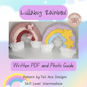 Puede incluir: Una taza de cerámica blanca con un asa negra y el texto "But First, Coffee" en negrita negra. La taza está sobre un fondo borroso. La taza mide aproximadamente 10 cm de altura.