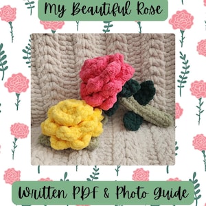 Puede incluir: Dos rosas de ganchillo hechas a mano, una rosa y otra amarilla, con hojas y tallos verdes. El texto "My Beautiful Rose" y "Written PDF & Photo Guide" se muestra en la imagen. El fondo presenta un patrón floral.
