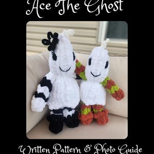 Op de afbeelding: Twee handgemaakte gehaakte spookpoppen. Eén spook heeft zwart-wit gestreepte armen en benen en een zwarte strik. De andere geest heeft groen, oranje en rood gestreepte armen en benen. De tekst "Ace The Ghost" en "Written Pattern & Photo Guide" staan in de afbeelding.