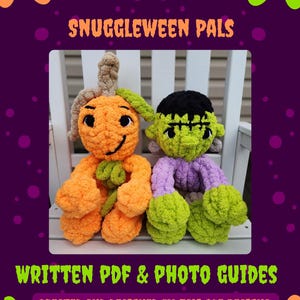 Puede incluir: Dos muñecos de ganchillo, un personaje naranja con forma de calabaza con tallo marrón y hoja verde, y un monstruo verde con pelo negro y costuras. El texto dice SNUGGLEWEEN PALS WRITTEN PDF & PHOTO GUIDES CREATED AND DESIGNED BY: TALI ACE DESIGNS.