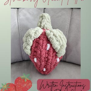 Pode incluir: Uma almofada decorativa em forma de morango feita à mão. A almofada é vermelha vibrante com detalhes de sementes brancas e um caule e folhas verdes. O texto "Strawberry Accent Pillow" está no topo. O texto "Written Instructions and Photo Guide" está na parte inferior.