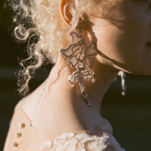 Large Floral Wedding Earrings, Lace & Freshwater Pearl Earrings, Lightweight Bridal Earrings, Romantic Bride, Champagne Lace Earrings zdjęcie 4