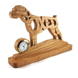 Reloj de escritorio o estante con orejas sin recortar de perro boxer hecho a mano con sierra de marquetería de madera de roble por KevsKrafts imagen 1