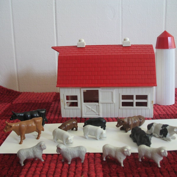 Vintage Bachmann Plasticville Barn with 13 Animals, Christmas Railroad Platform