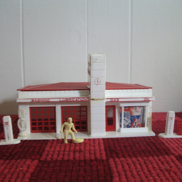 Vintage Bachmann Plasticville Gas Station, Christmas Railroad Platform