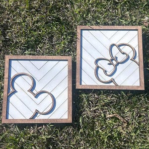 Cartello decorativo minimalista con silhouette di topo.